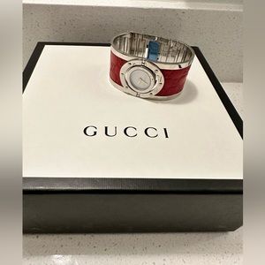 Gucci - Red band • Stainless Steel Leather Twirl Women's Wristwatch 23 mm